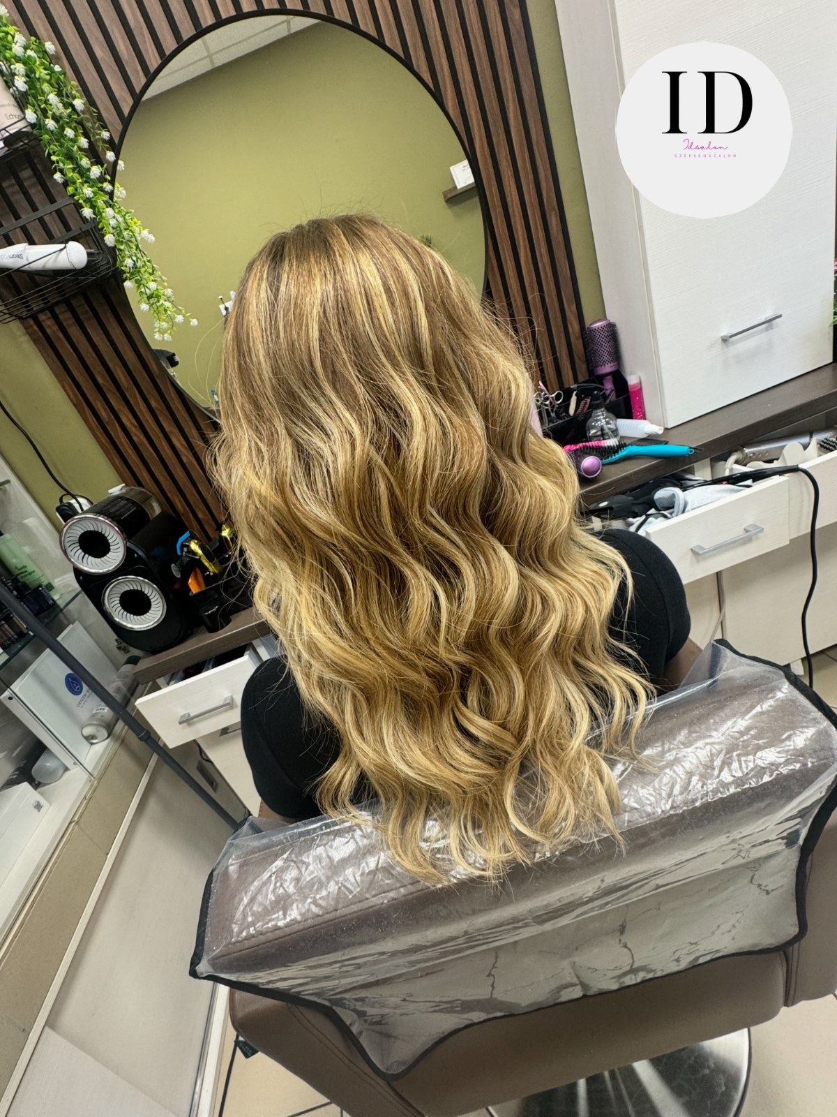 Szőke balayage, hosszú hullámos haj hátulnézetből – Ohana Fodrászat, Kőbánya