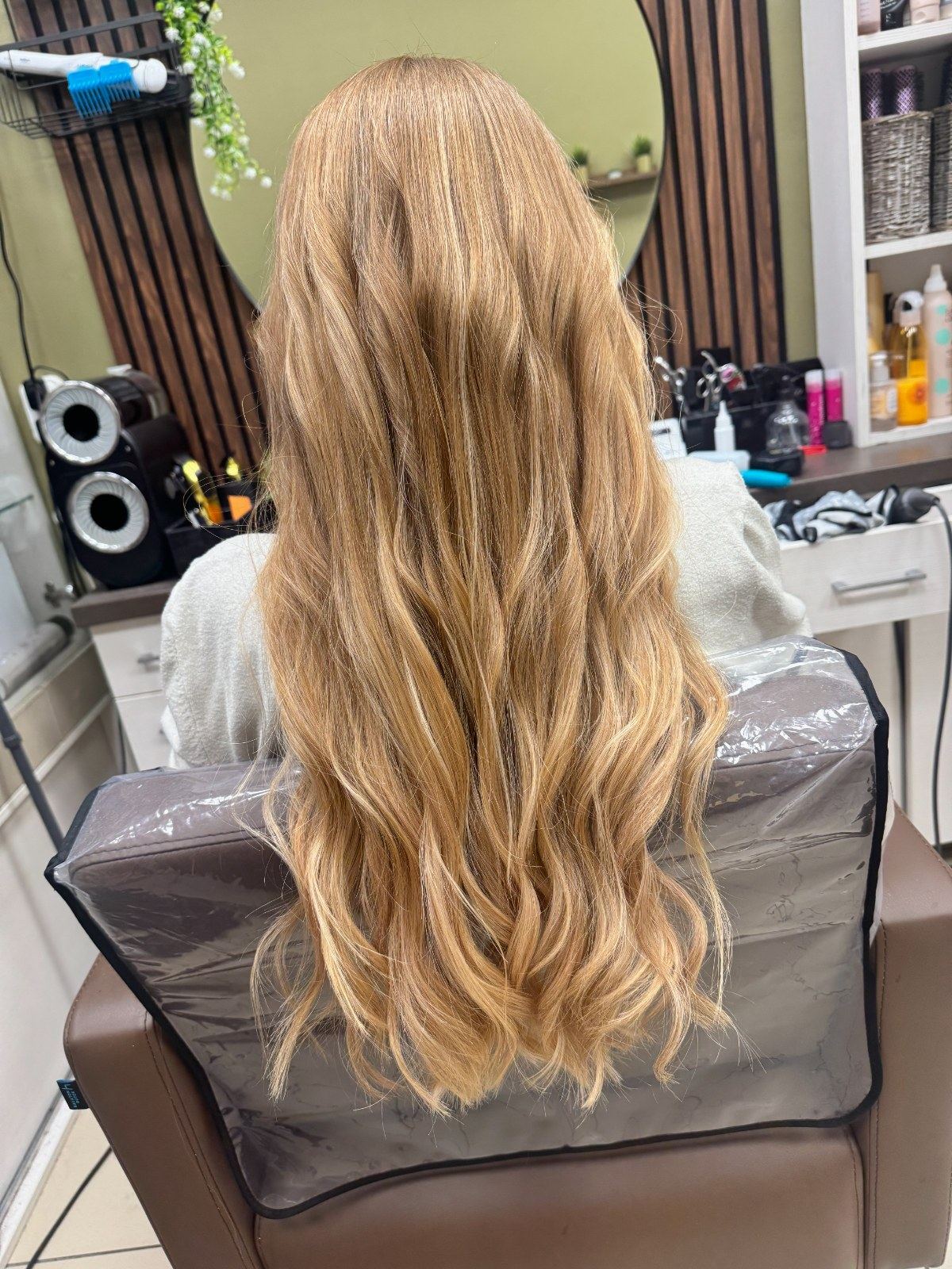 Világosszőke balayage, hosszú hullámos haj – Ohana Fodrászat, Kőbánya